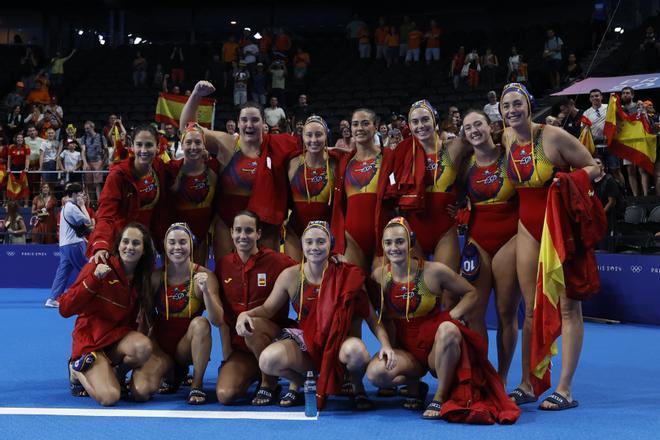 Las waterpolistas españolas celebran la victoria ante Países Bajos en la semifinal femenina de Waterpolo, parte de los Juegos Olímpicos de París 2024 este jueves en Nanterre. EFE/ Juanjo Martín