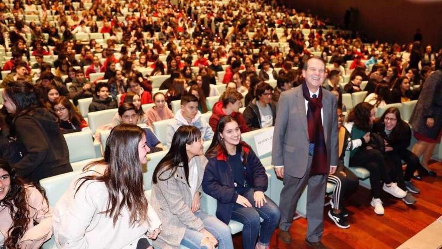El alcalde Abel Caballero junto a los alumnos del programa &quot;Vigo en Inglés&quot; de 2017. // José Lores