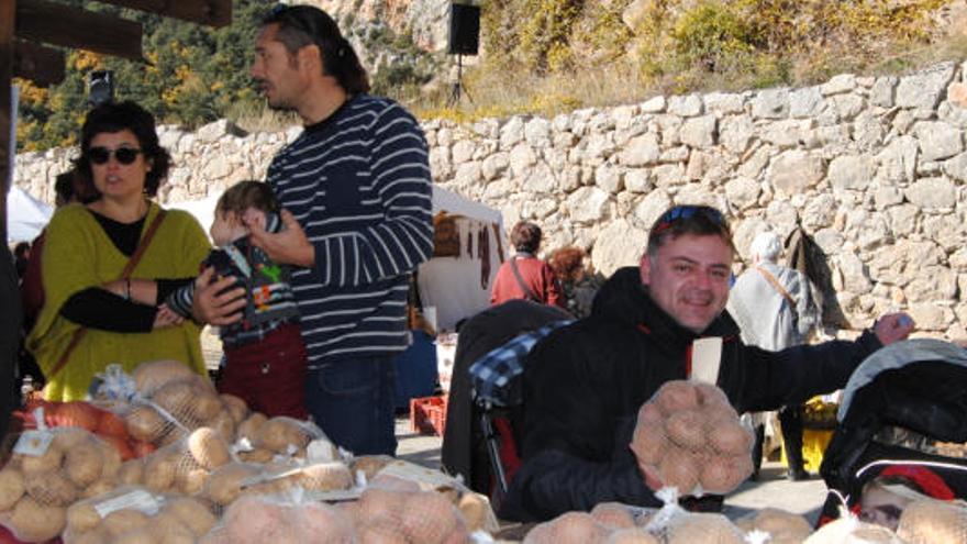 Parada de trumfos (patates) a l&#039;edició de fa dos anys del mercat de Cambrils, al municipi solsoní d&#039;Odèn