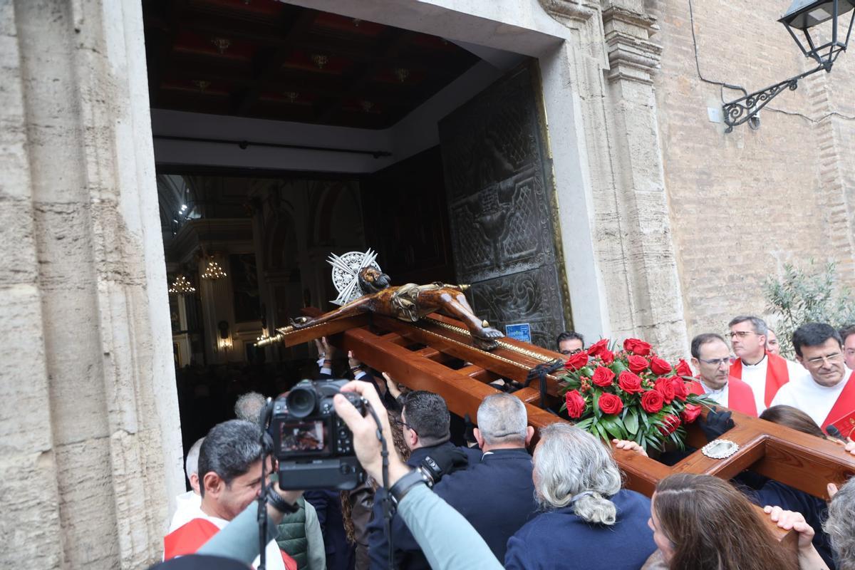 El Cristo del Grao escenifica su llegada al puerto en su fiesta grande