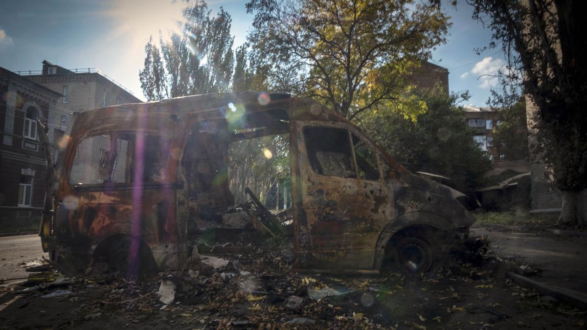 Una ambulancia destrozada a las puertas del hospital de Bachmut.