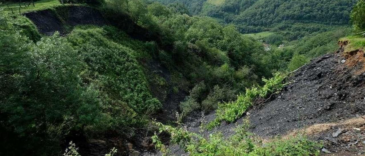 Una escombrera en el valle de Turón.