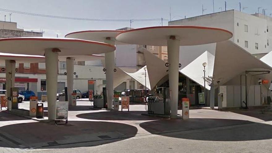 Oliva prohíbe instalar más gasolineras junto a viviendas y dotaciones sensibles
