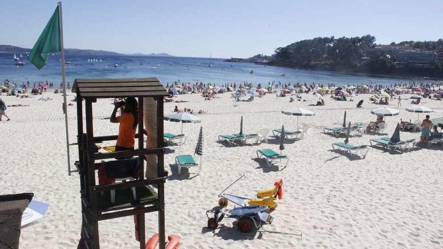 Un vigilante realizando labores de vigilancia en la playa de Silgar. // G. Santos