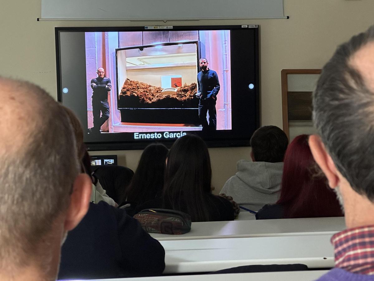 Una de las imágenes que proyectó el crítico de arte y en la que aparece el estrecho colaborador de Vicente Pastor, Ernesto García.