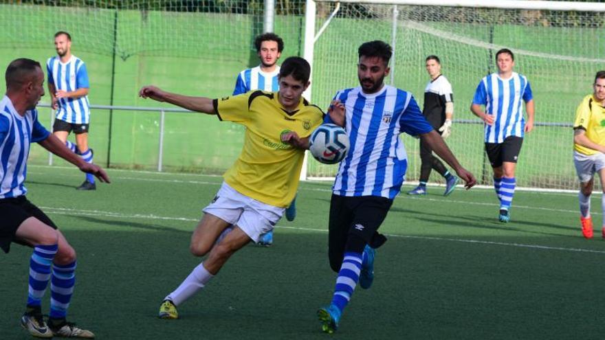 Una disputa del balón, ayer, en el campo de San Amaro. |  // GONZALO NÚÑEZ