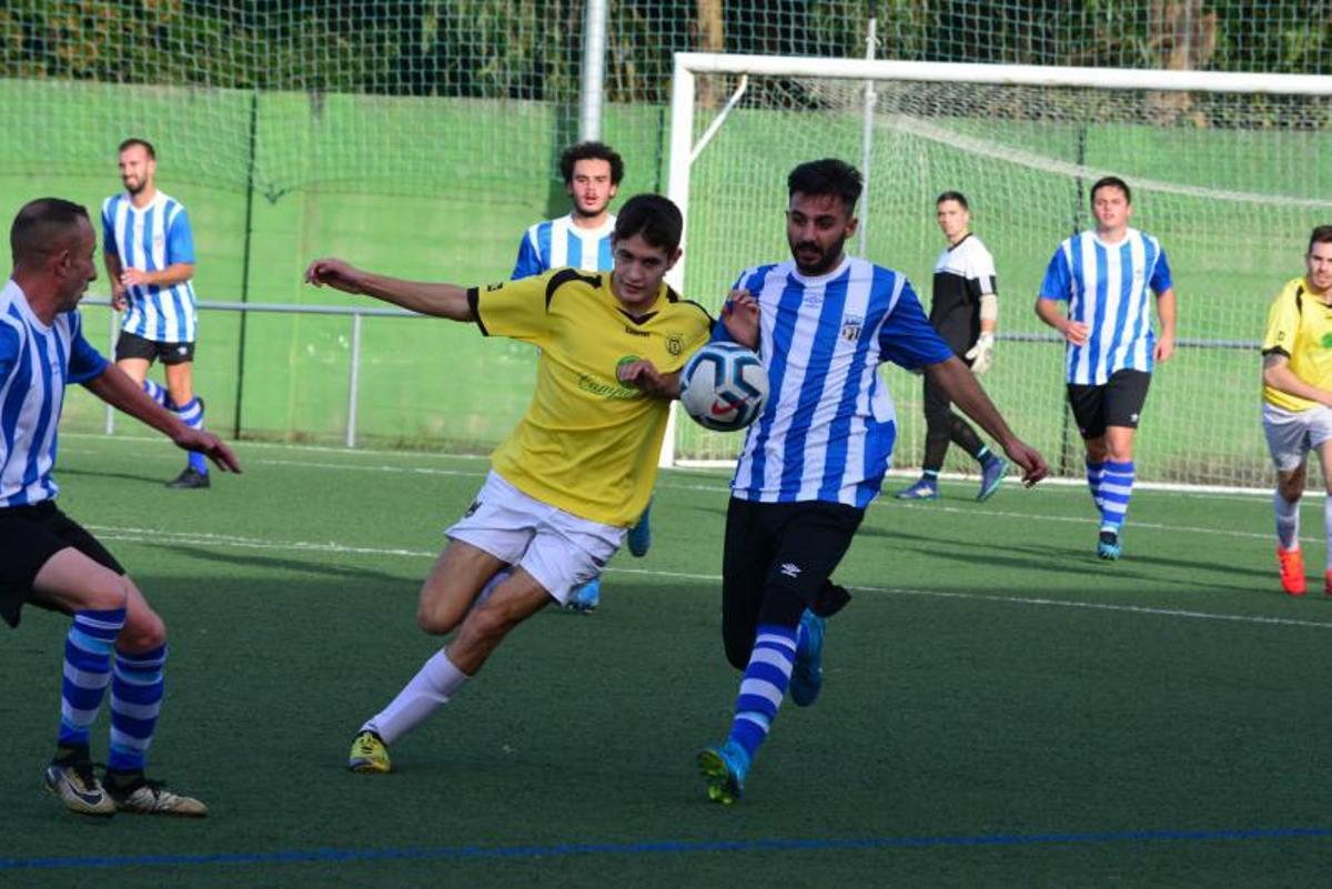 Una disputa del balón, ayer, en el campo de San Amaro. | // GONZALO NÚÑEZ