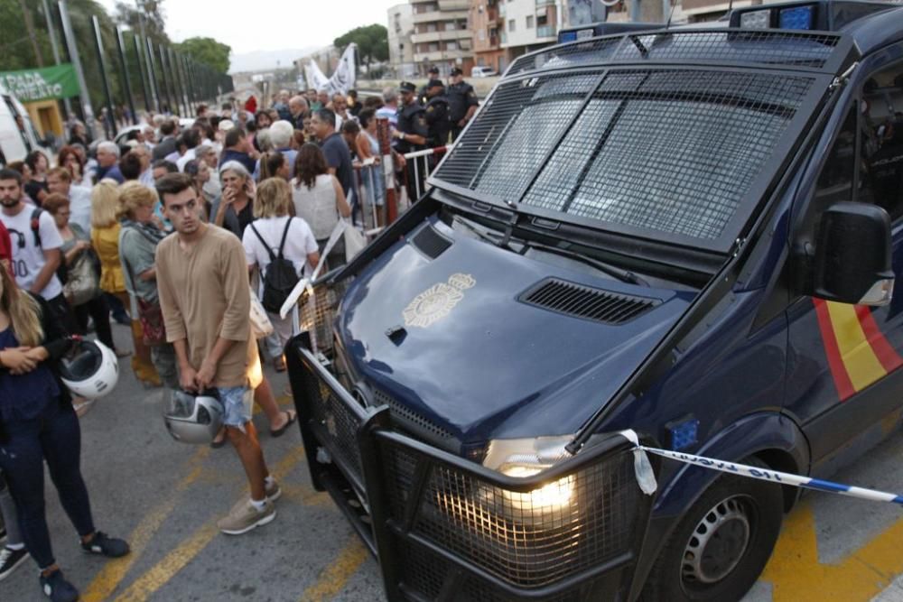 Los manifestantes protestan contra el AVE