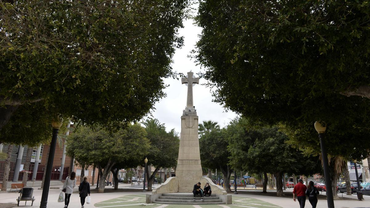 La Cruz de los Caídos, de la cual se retiraron hace años todos los símbolos franquistas, aunque este es el nombre con el cual ha sido conocida siempre