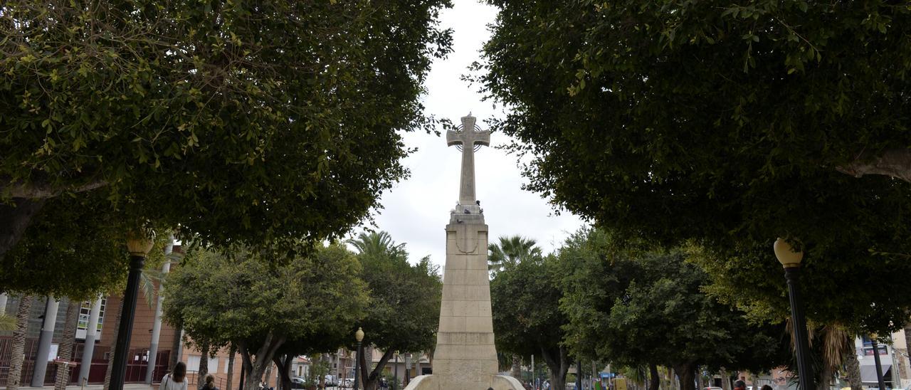 La Cruz de los Caídos en Elche, de la cual se retiraron hace años todos los símbolos franquistas, aunque este es el nombre con el cual ha sido conocida siempre