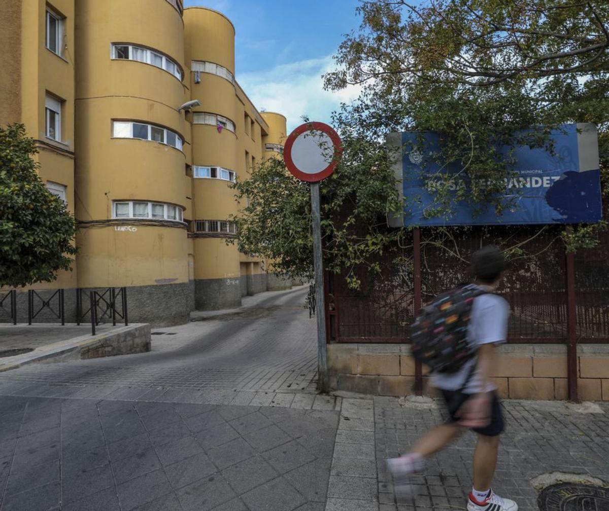 El agua sale por la fachada de un edificio.