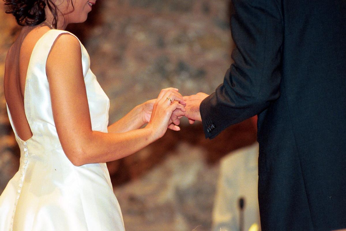 BARCELONA, 2/10/99.- BODA CIVIL, EN EL AYUNTAMIENTO DE HORTA-GUINARDO. FOTO: MAITE CRUZ. NEG. 203511.