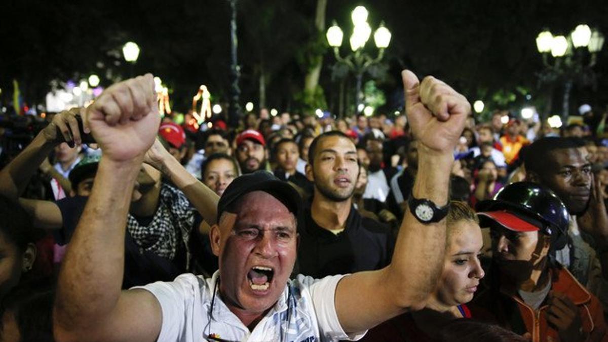 Seguidores de Maduro celebran la victoria chavista en la plaza Bolíver de Caracas.
