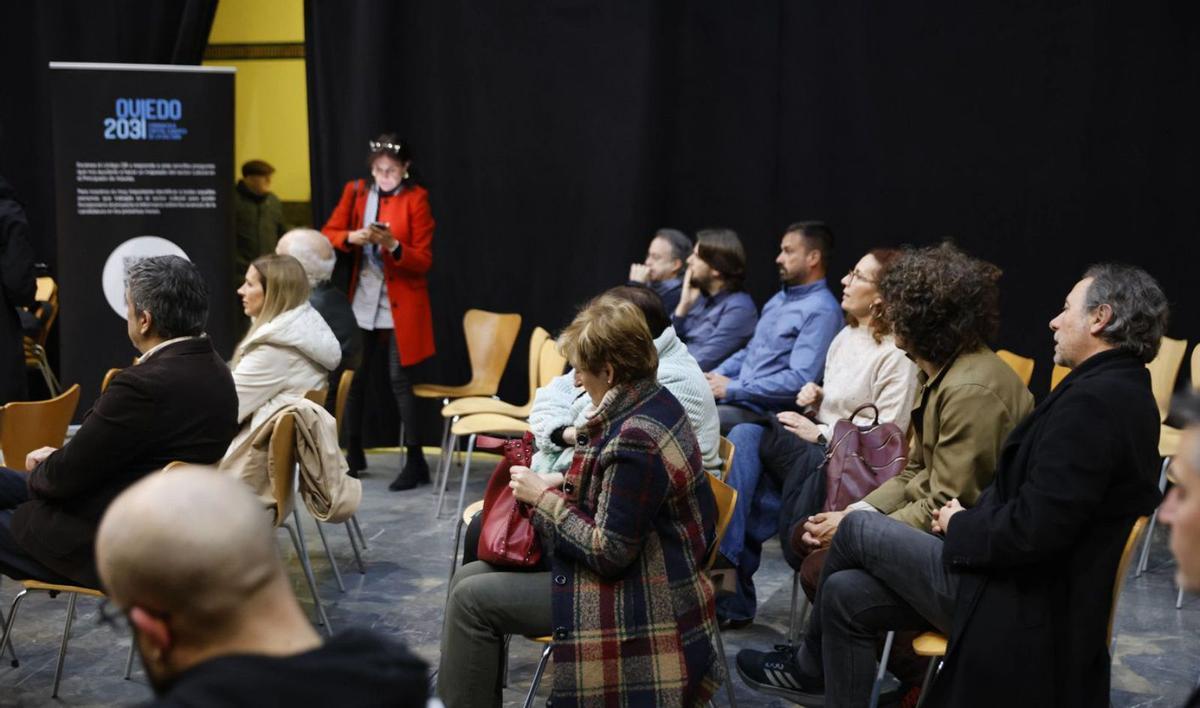 Asistentes al acto de presentación. | | LNE