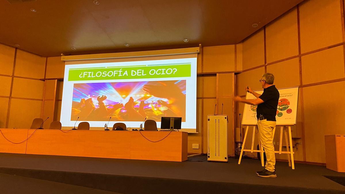 Conferencia preparatoria sobre el sentido filosófico del ocio, impartida por Manuel Liz, catedrático del área de Lógica y Filosofía de la Cienca de la ULL.