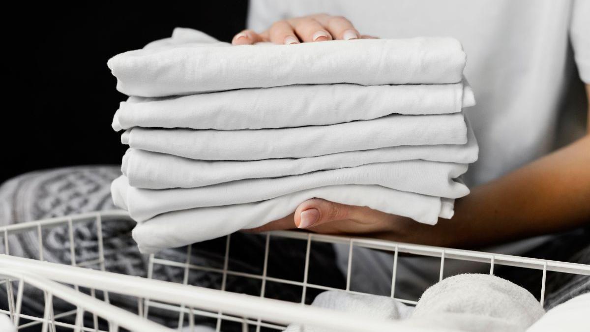 El truco para dejar la ropa blanca sin usar lejía ni productos caros