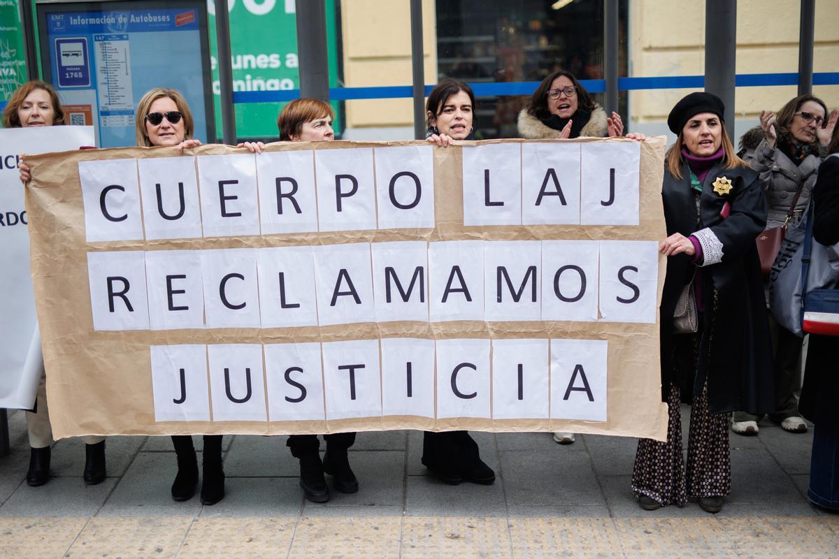 Varias mujeres sujetan una pancarta de 'Cuerpo Laj, reclamamos justicia' a las de la sede del Ministerio donde se reúnen el comité de huelga de los Letrados de Justicia y el Ministerio, a 27 de febrero de 2023, en Madrid (España). Esta es la tercera vez q