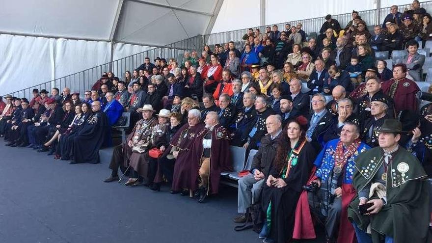 El desfile cívico, la recepción en la carpa institucional y el almuerzo centraron el XXV Gran Capítulo de la Cofradía do Centolo Larpeiro. // Muñiz