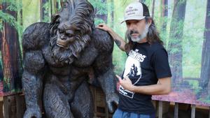 Roger Usart, con una escultura del ’sasquatch’