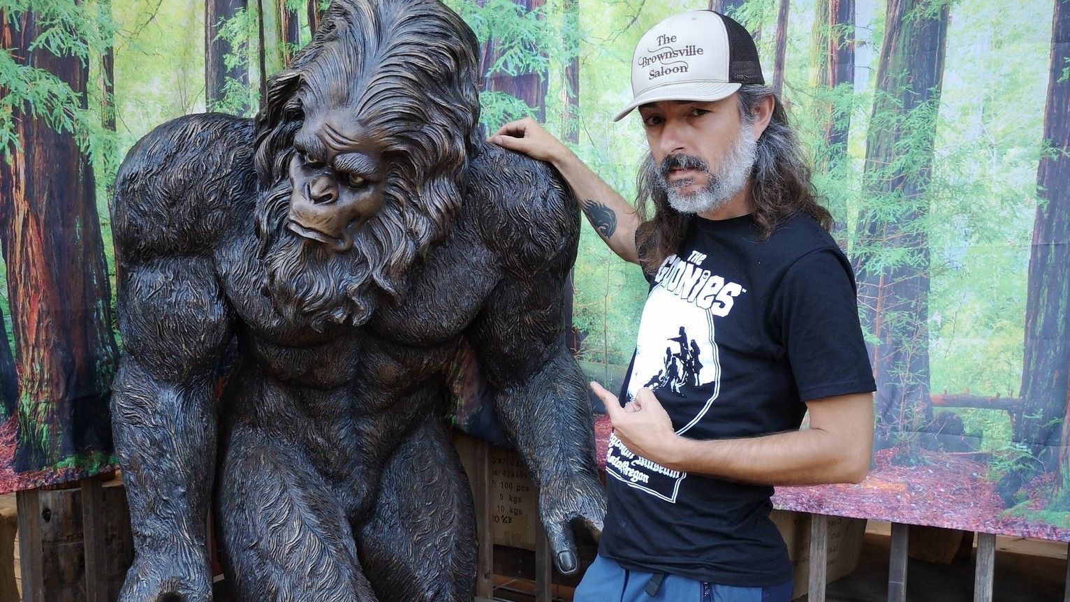 Roger Usart, con una escultura del 'sasquatch'