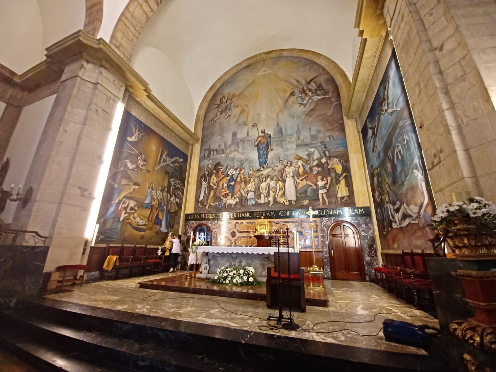 Los otros murales de Siero: la impresionante obra de Casimiro Baragaña en la iglesia de la Pola