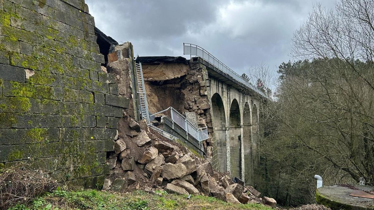 Puente colapsado en la carretera de Xunqueira de Espadanedo