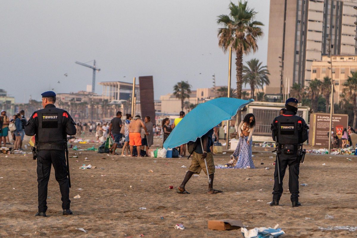Limpieza de las playas de Barcelona tras la verbena de Sant Joan 2025