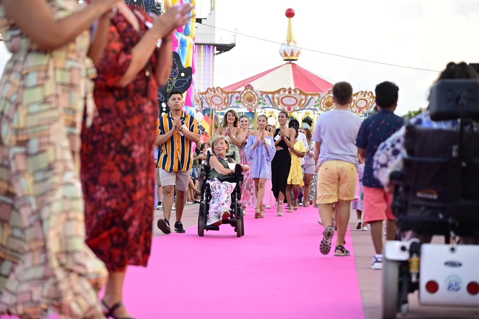 El Moll de Costa se viste de moda con el desfile solidario de Cáritas