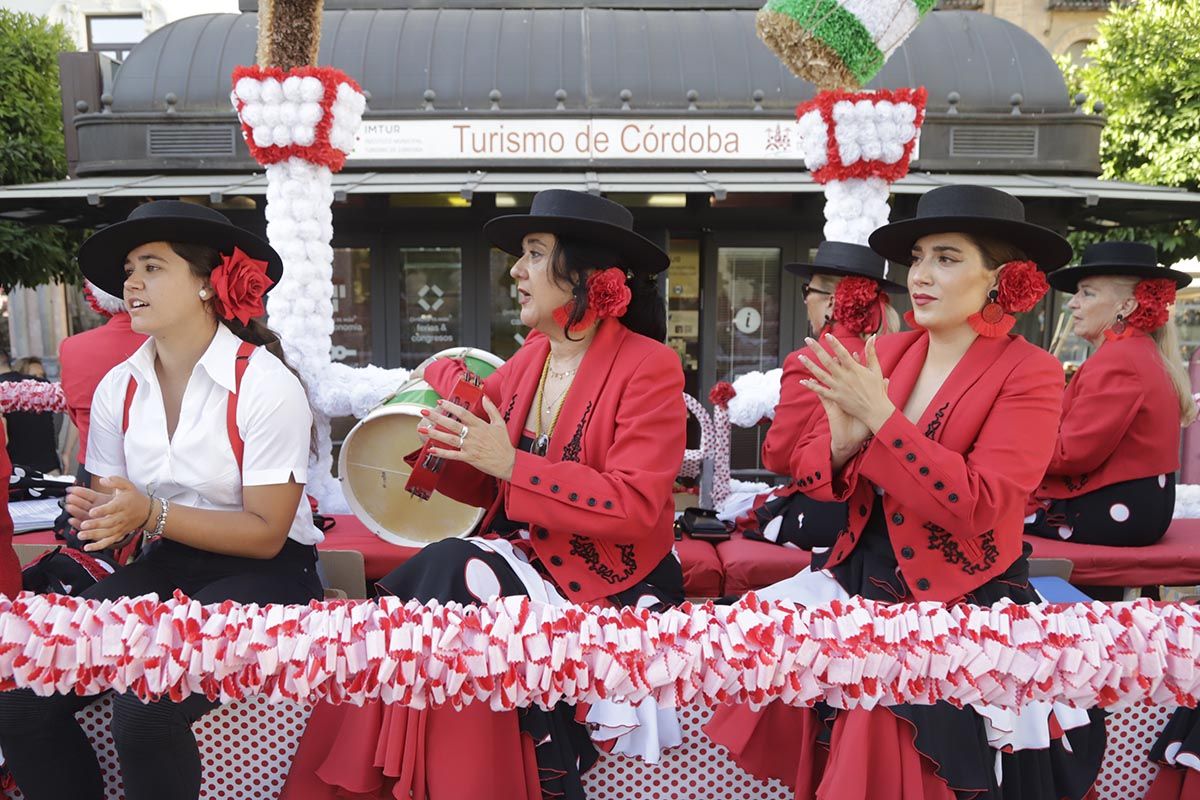 Color y alegría camino del santuario: imágenes de la romería de la Virgen de Linares