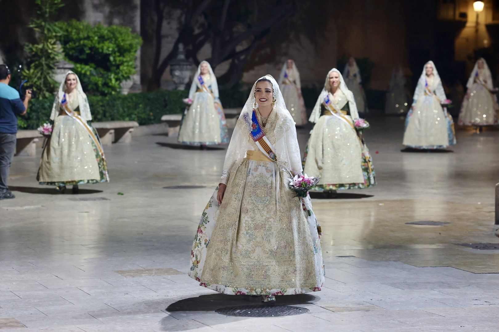 Laura Mengó y su corte coronan la ofrenda a la Virgen