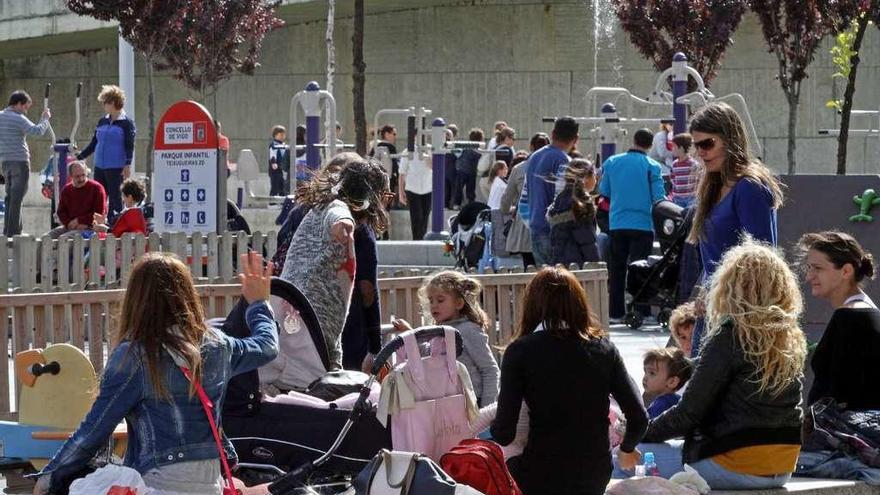 Madres en un parque con sus hijos.