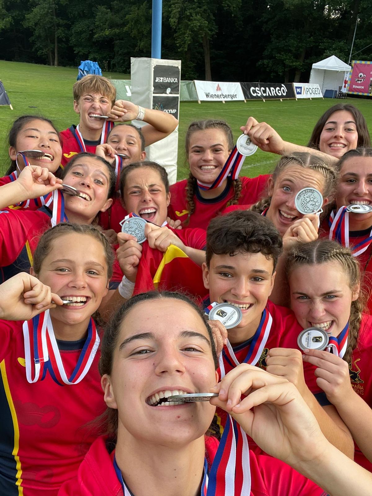 Las jugadoras de la selección española femenina Sub-18 de rugby 7, con sus medallas.