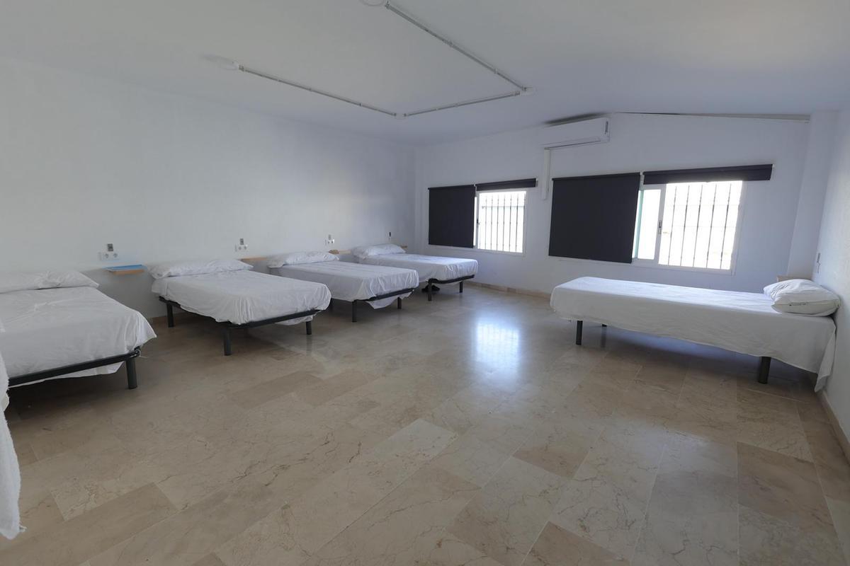 Una de las habitaciones del nuevo microcentro para personas sin hogar de Sevilla.