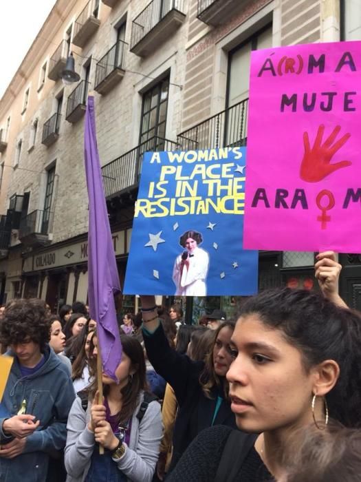 Cadena humana a Girona amb motiu de la vaga feminista