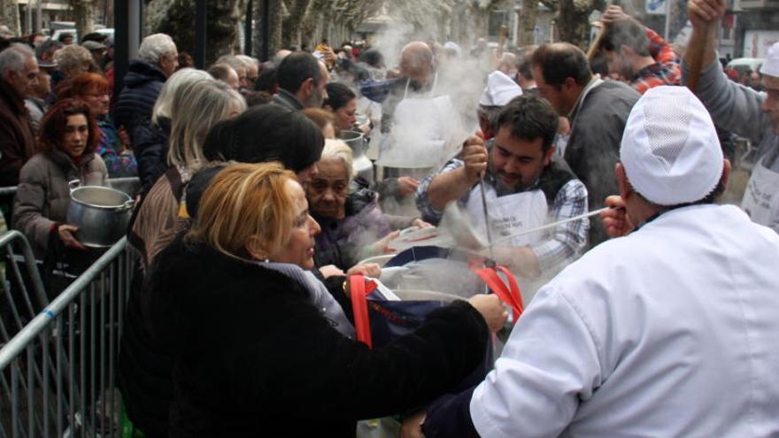 Gent celebrant la festa al passeig Joan Brudieu de la Seu d&#039;Urgell