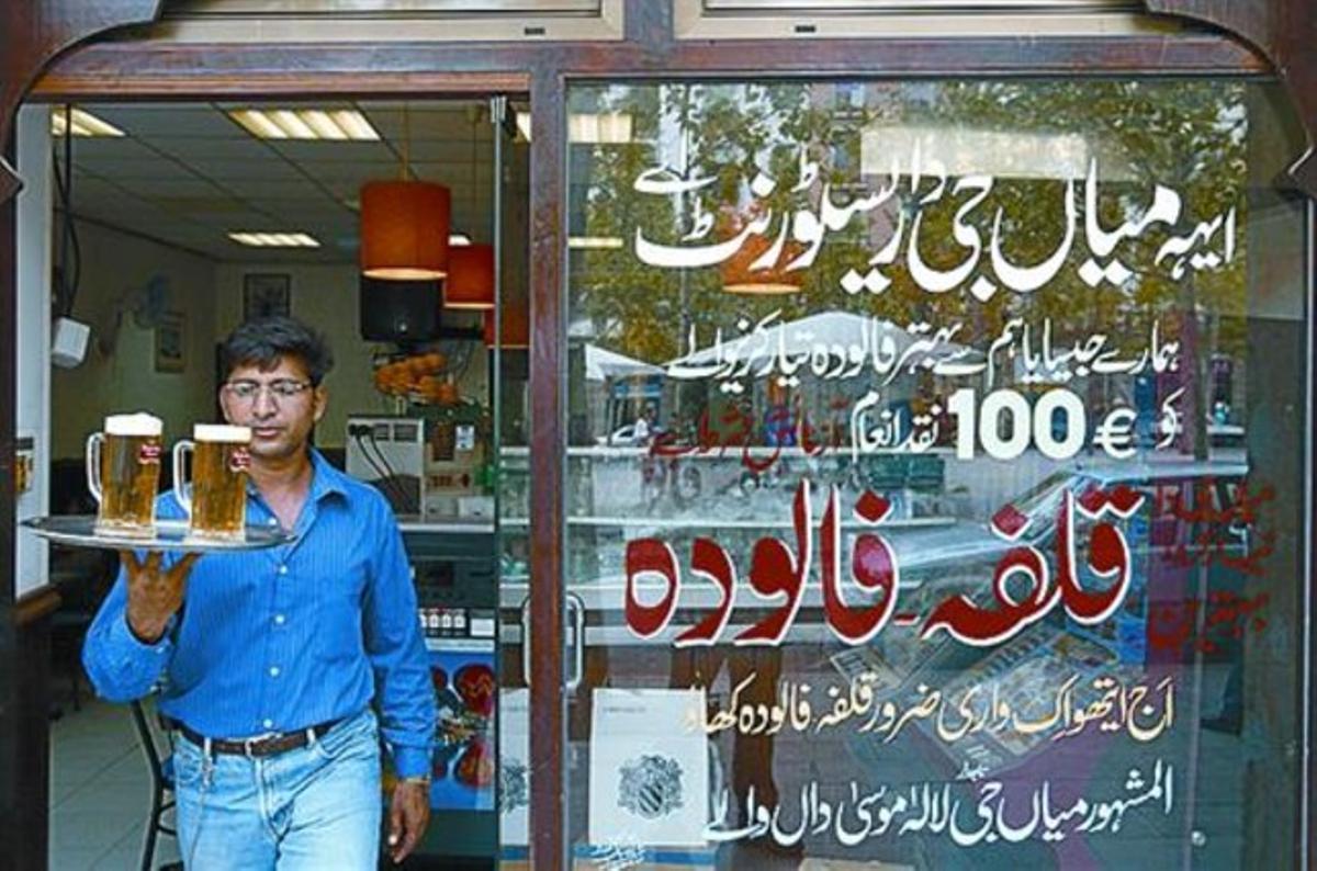 La Rambla del Raval està plena de locals regentats per pakistanesos.