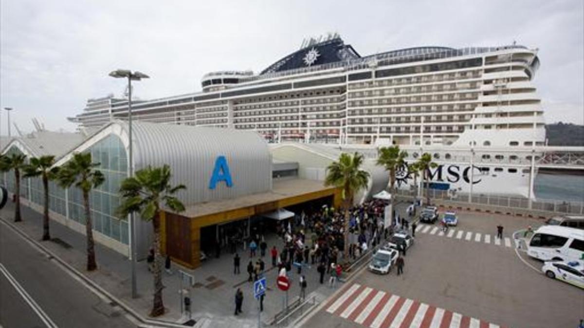 Un crucero de MSC atracado en elmuelle Adossat de Barcelona.