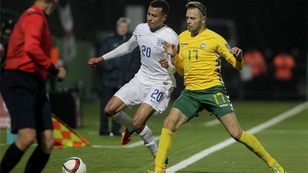 Arturas Zulpa de Lituania disputa un balón con Dele Alli de Inglaterra