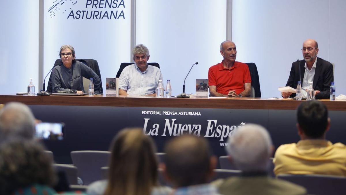 De izquierda a derecha, Esther Prieto, Belarmino Fernández, Faustino Álvarez y Javier Lasheras, ayer, en el Club.  Luisma Murias