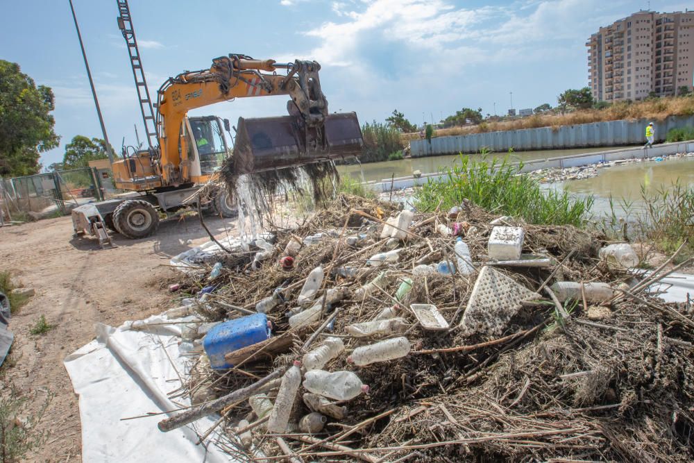 Toneladas de basura acumuladas en la desembocadura