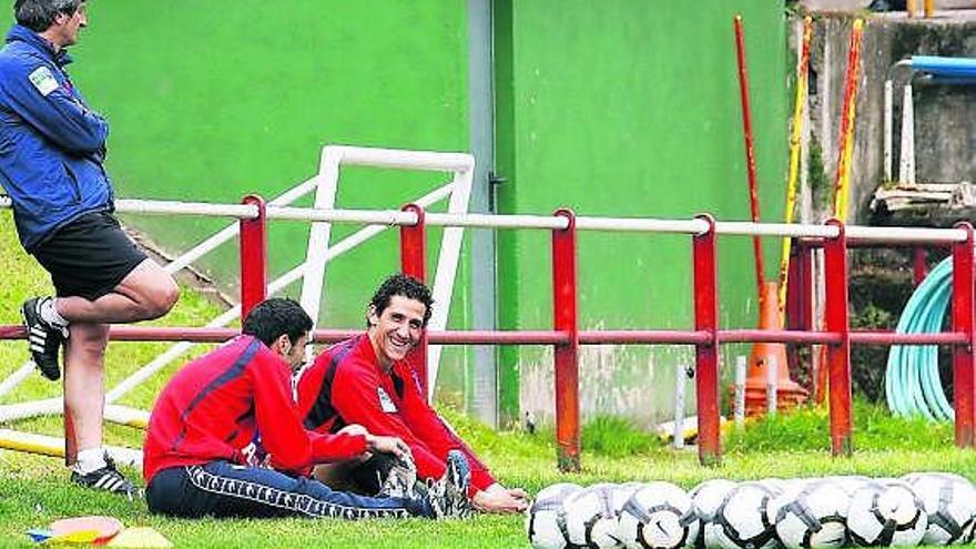 Diego Camacho, a la derecha, conversa con Sastre en presencia de Iñaki Tejada durante el entrenamiento de ayer.