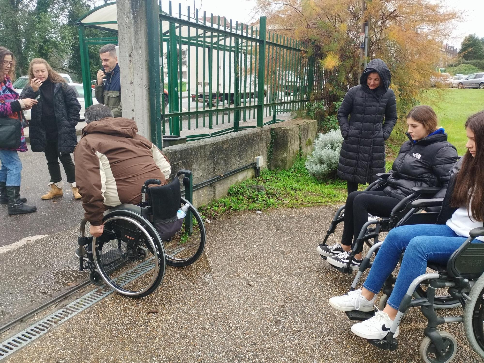 Así fue el paseo en silla de ruedas de los estudiantes del IES de Llanera