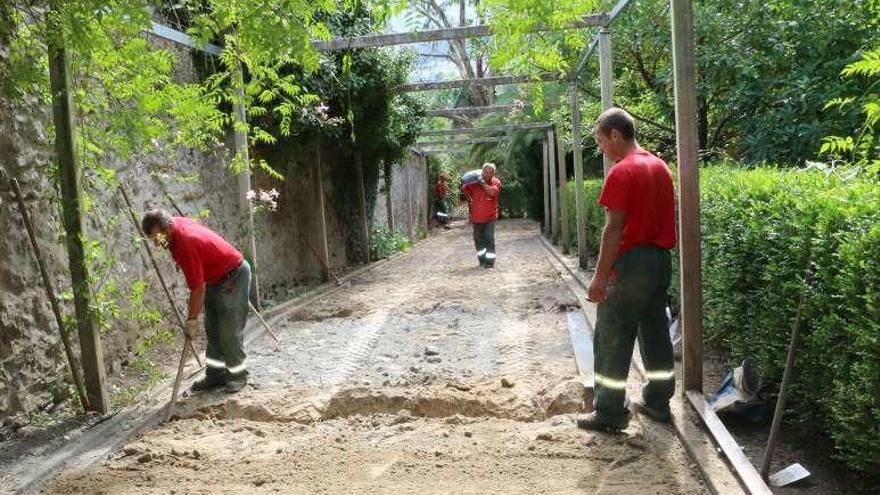 Operarios en las obras de O Pasatempo.