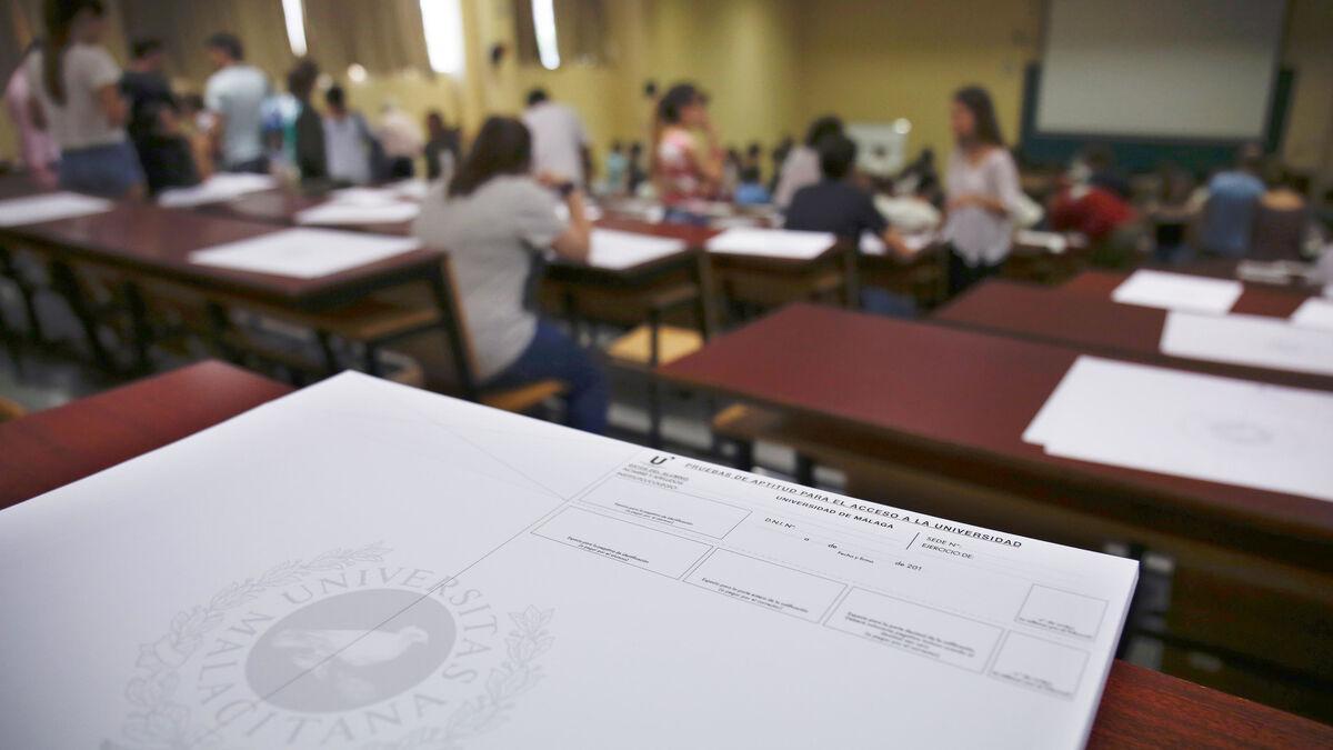 Estudiantes durante la prueba de Selectividad