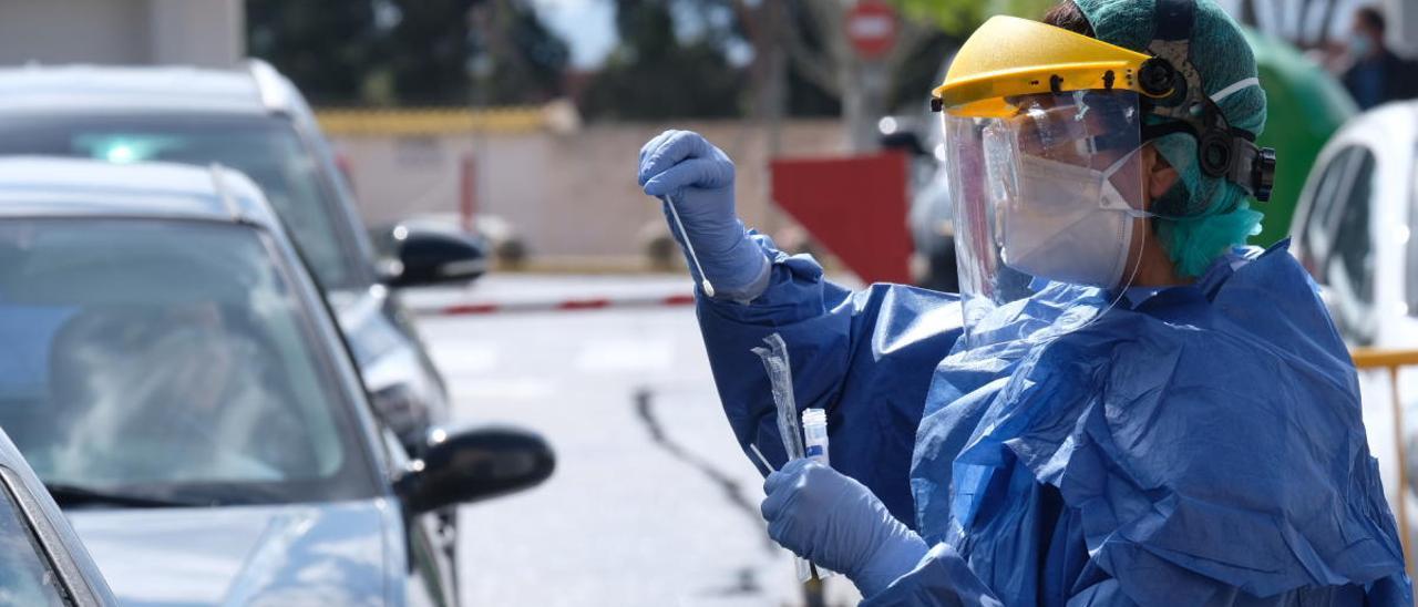 Toma de muestras para una PCR a un paciente desde su vehículo