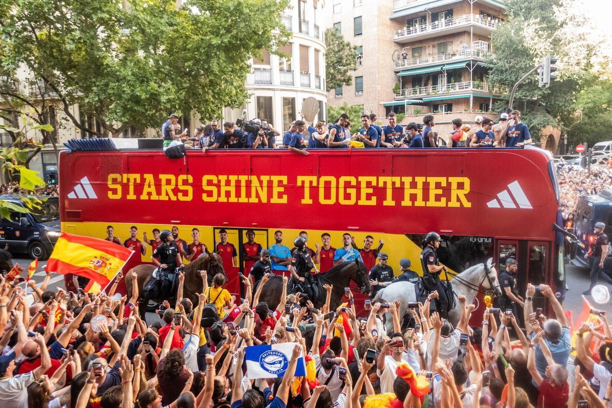 Aficionados saludan al autobús de la Selección durante la rúa de celebración de la Selección Española por el triunfo en el Mundial 2026, a 20 de julio de 2026, en Madrid (España). El combinado español se convirtió ayer en campeón del Mundial 2026 de fútbo