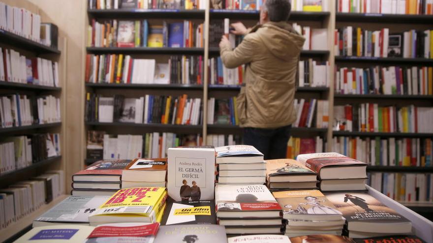 Un hombre busca un libro en una librería.