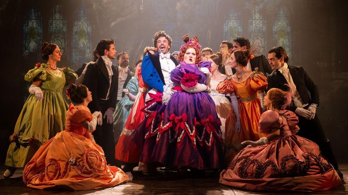Xavi Melero como Thénardier y Malia Conde como Madame Thénardier, junto al elenco de 'Los Miserables', durante la escena de la boda