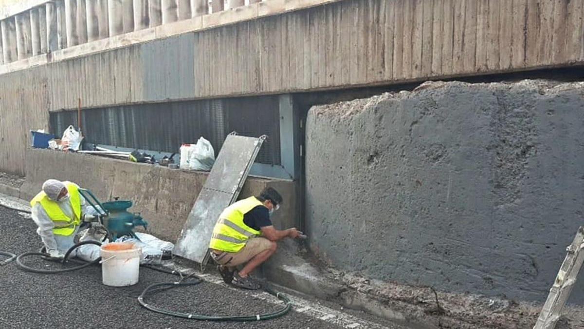 Unos operarios trabajan ayer en la restauración de la torreta dentro del túnel de Blanqueries.