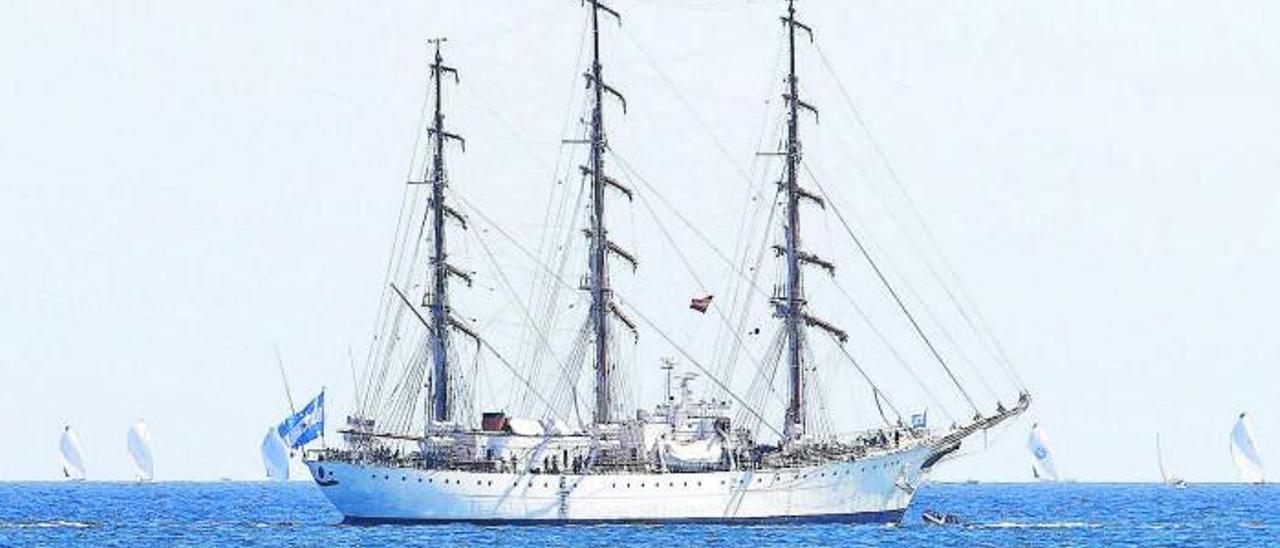 El ‘Libertad’ fondeado en la bahía con las regatas de la Copa del Rey al fondo en agosto de 2017.